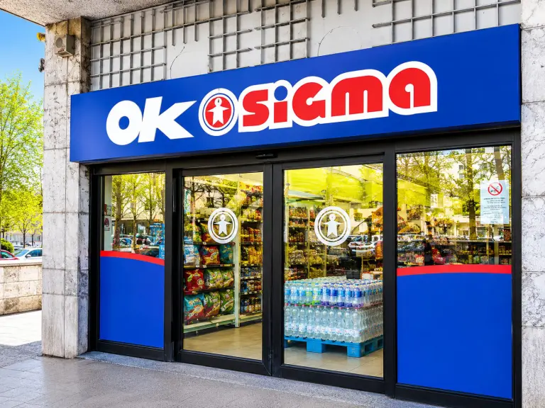 Il mercato comunale del quartiere Sant’Ambrogio I alla Barona, a Milano, dove ha chiuso l’unico supermercato della zona
