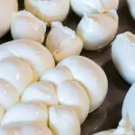 Mozzarella di bufala appena filata in un caseificio della Piana del Sele lungo la SS18 tra Salerno e Paestum