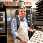Nino Berizia con la pasta di nocciola prodotta nella Pasticceria Barone L'Alhambra in Sicilia