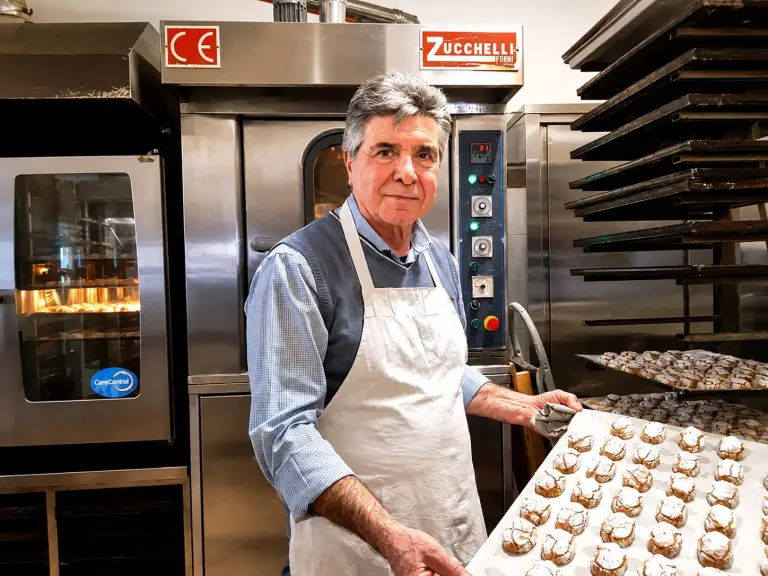 Nino Berizia con la pasta di nocciola prodotta nella Pasticceria Barone L'Alhambra in Sicilia