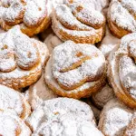 Nocattolo di Nicosia, il tradizionale dolce siciliano di pasta frolla con ripieno di mandorle, miele e cannella e caratteristica forma a fiore