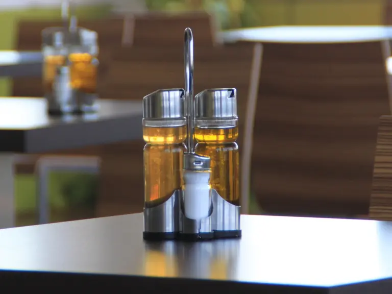 Oliera trasparente e rabboccabile sul tavolo di un ristorante