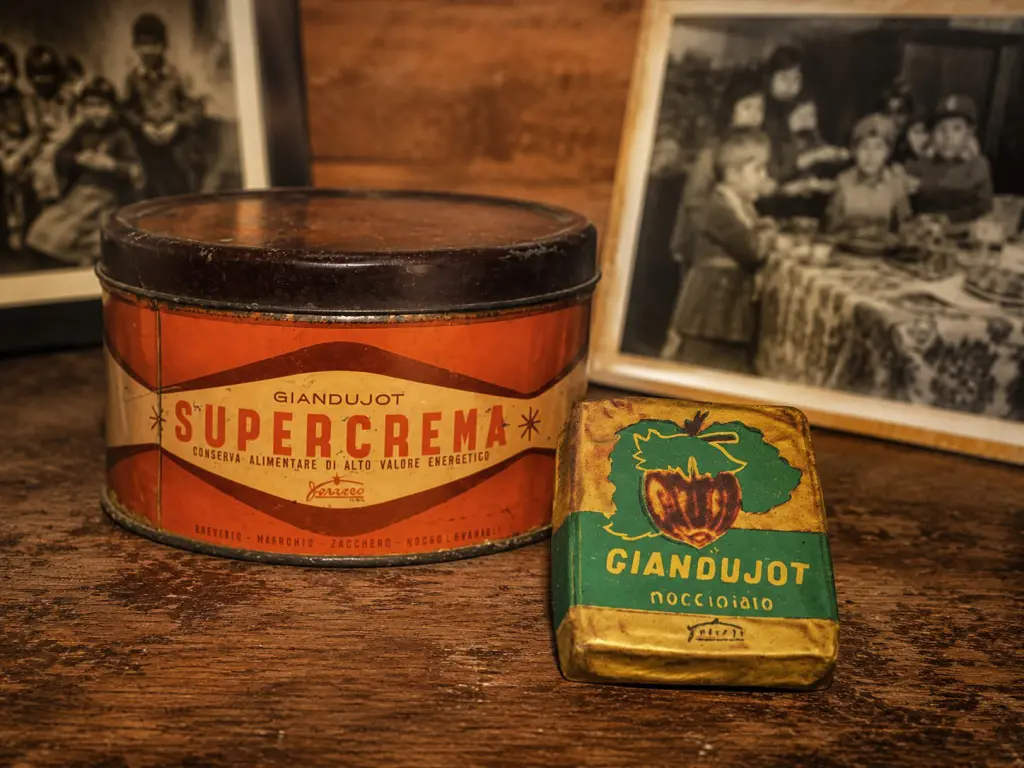 Panetto di gianduia e vasetto di Nutella a confronto