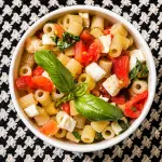 Piatto di pasta alla checca con pomodorini, mozzarella e basilico