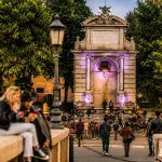 Piazza Trilussa affollata durante la movida serale nel quartiere Trastevere a Roma