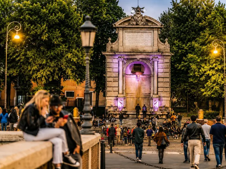 Piazza Trilussa affollata durante la movida serale nel quartiere Trastevere a Roma