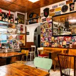La sala di Coco’s, storica piola di Torino aperta dal 1973 nel quartiere San Salvario