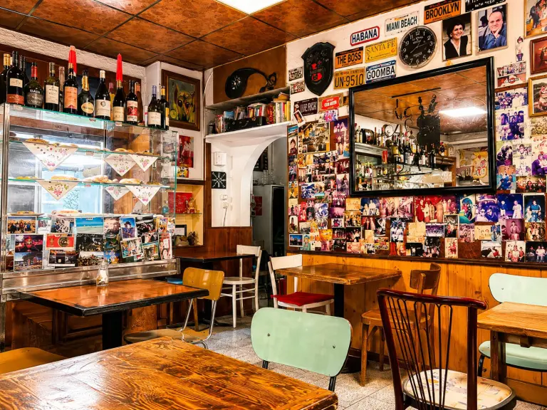 La sala di Coco’s, storica piola di Torino aperta dal 1973 nel quartiere San Salvario