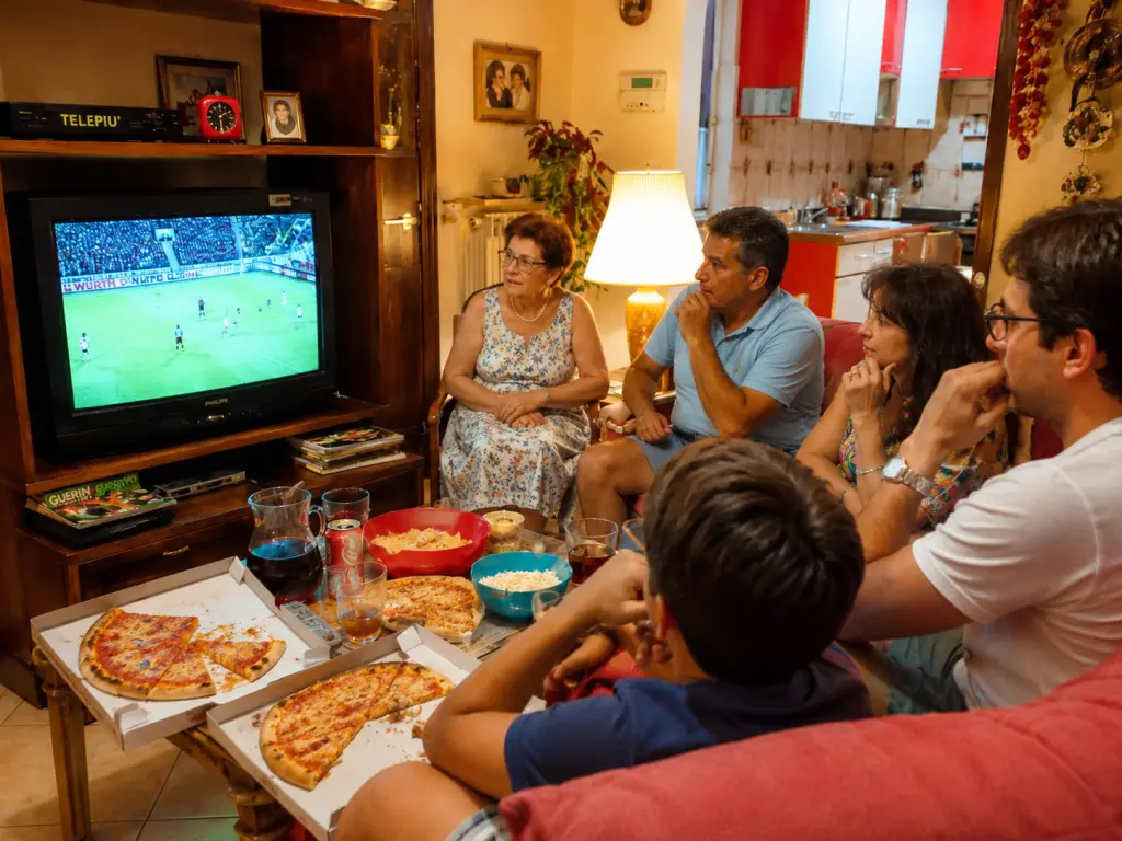 Pizza al taglio, birra e Coca-Cola davanti alla finale dei Mondiali del 2006, simbolo della notte della vittoria dell'Italia