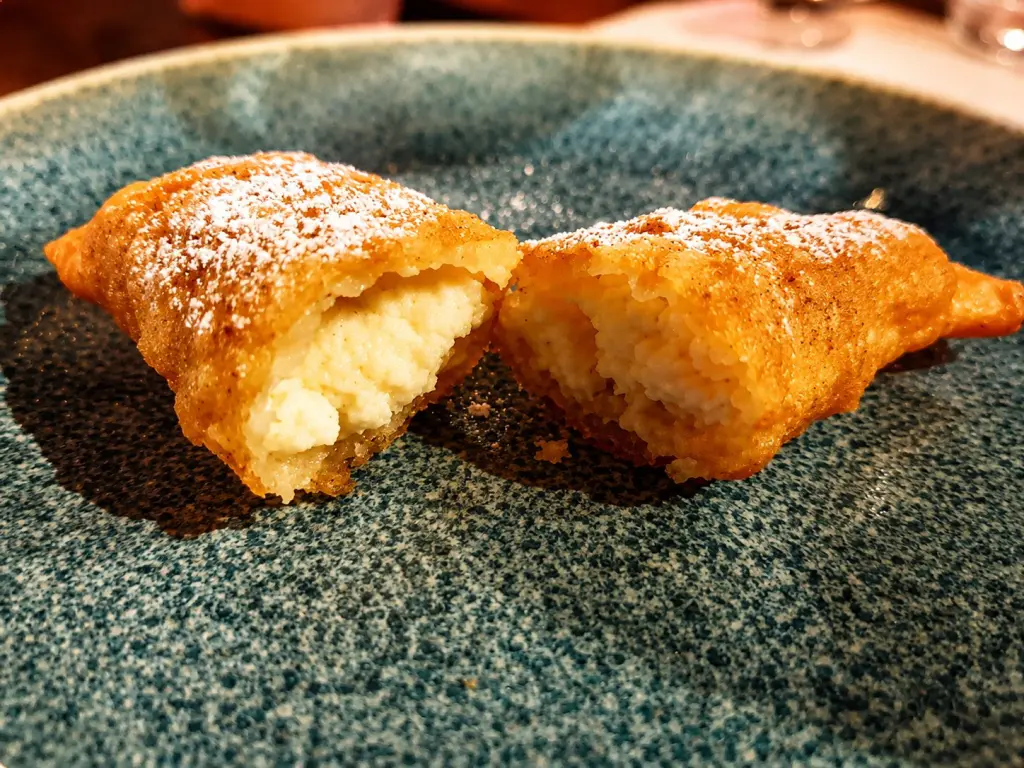 Sciauni siciliani fritti, ravioli dolci dell'Etna ripieni di ricotta di pecora, miele e canditi d'arancia