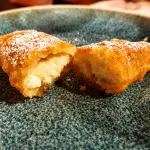 Sciauni siciliani fritti, ravioli dolci dell'Etna ripieni di ricotta di pecora, miele e canditi d'arancia