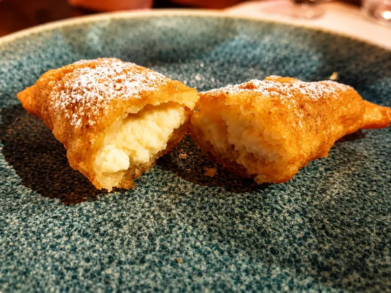 Sciauni siciliani fritti, ravioli dolci dell'Etna ripieni di ricotta di pecora, miele e canditi d'arancia