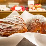 Sfogliatella napoletana riccia e sfogliatella frolla appena sfornate in una storica pasticceria di Napoli