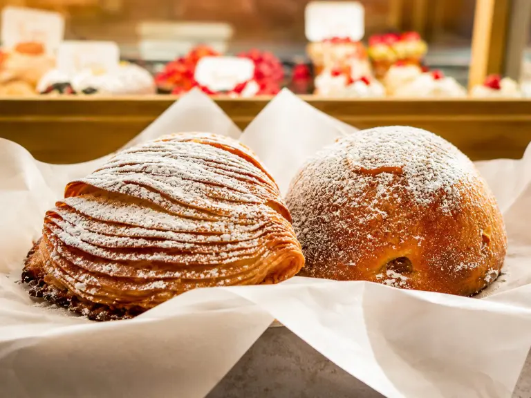 Sfogliatella napoletana riccia e sfogliatella frolla appena sfornate in una storica pasticceria di Napoli