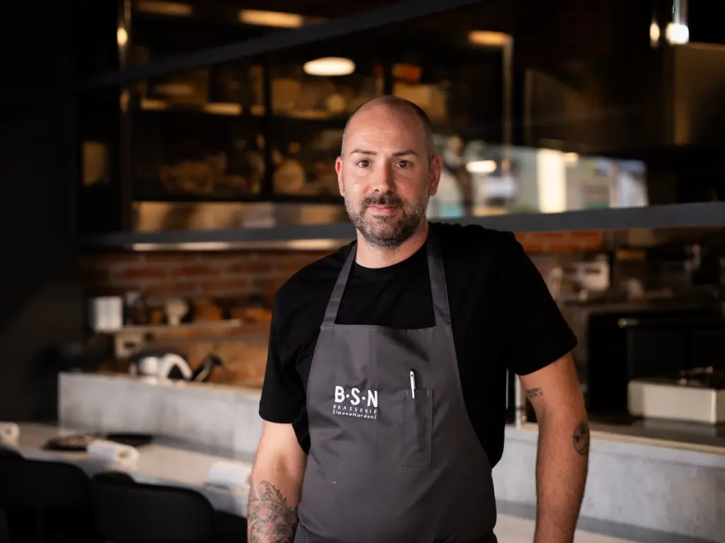 Lo chef Simone Nardoni nella cucina a vista della nuova brasserie BSN a Terracina