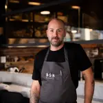Lo chef Simone Nardoni nella cucina a vista della nuova brasserie BSN a Terracina