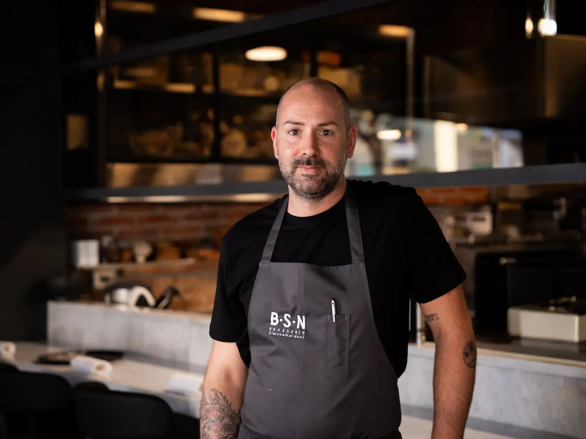 Lo chef Simone Nardoni nella cucina a vista della nuova brasserie BSN a Terracina