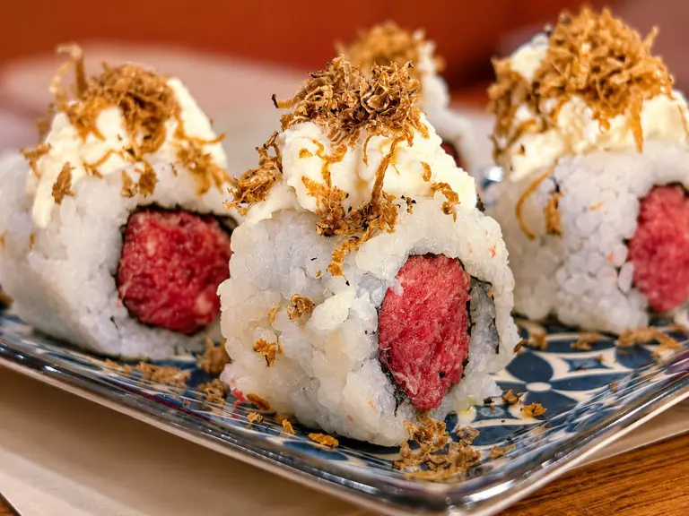 Roll di Sushi Umbro preparati con Chianina, pecorino di Norcia e tartufo nel ristorante di Perugia.