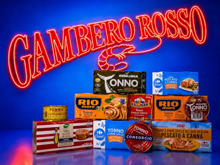 Campioni di tonno in scatola del supermercato durante il blind test del Gambero Rosso