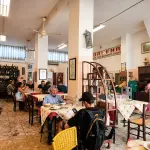 Persone in fila davanti alla trattoria Balena a Cagliari, celebre per il pesce del giorno e la cucina tradizionale