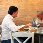 Valter Lavitola dentro al ingresso del ristorante Cefalù Bistrot di Pesce a Roma - Foto Sonia Ricci/Gambero Rosso