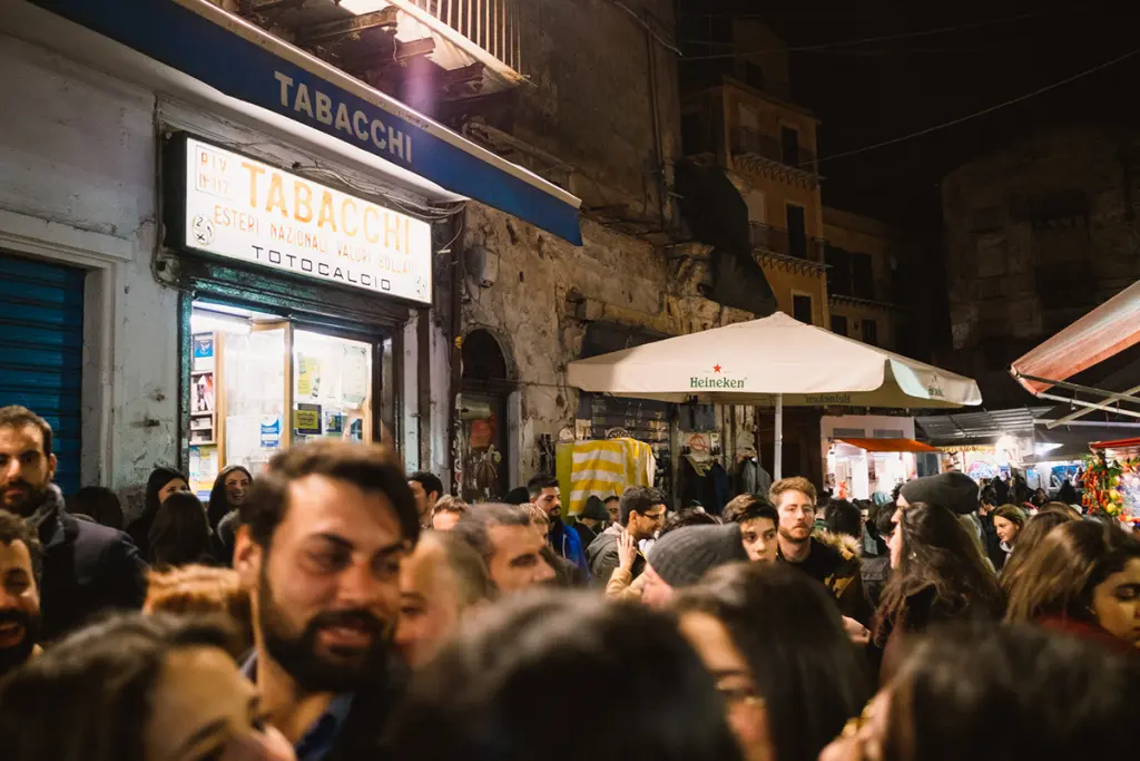 La Vucciria di Palermo tra tavolini, locali e le storiche balate del mercato