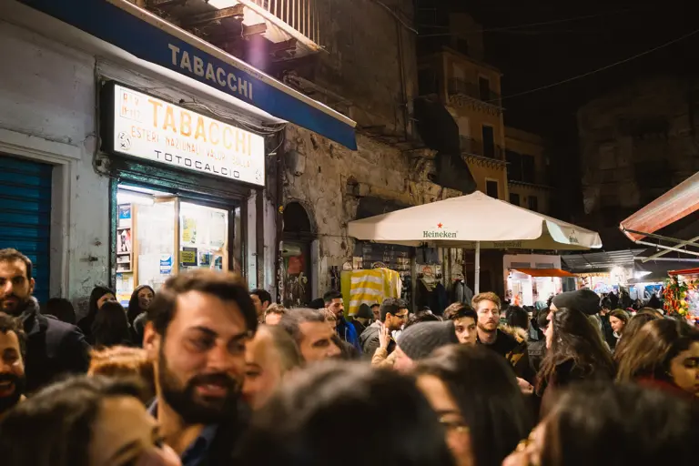 La Vucciria di Palermo tra tavolini, locali e le storiche balate del mercato