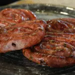 Zampina di Sammichele di Bari cotta alla brace, la tradizionale salsiccia pugliese preparata con carne bovina e ovina appena riconosciuta Igp