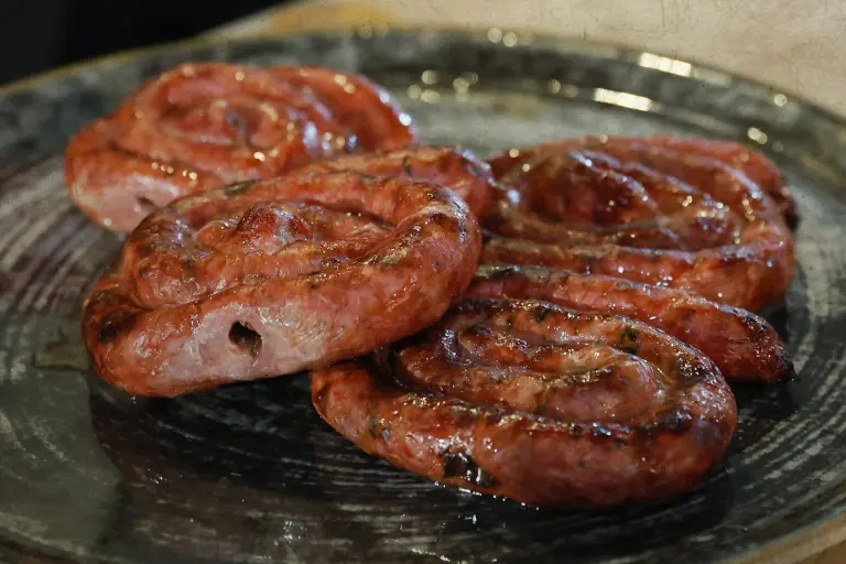Zampina di Sammichele di Bari cotta alla brace, la tradizionale salsiccia pugliese preparata con carne bovina e ovina appena riconosciuta Igp
