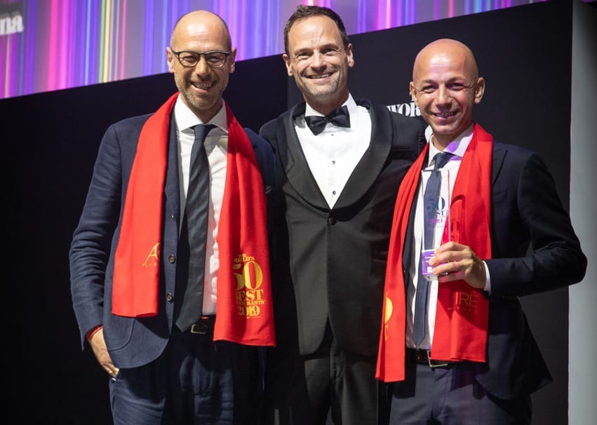Giancarlo e Riccardo Camanini sul palco di Singapore alla World's 50 Best Restaurants 2019