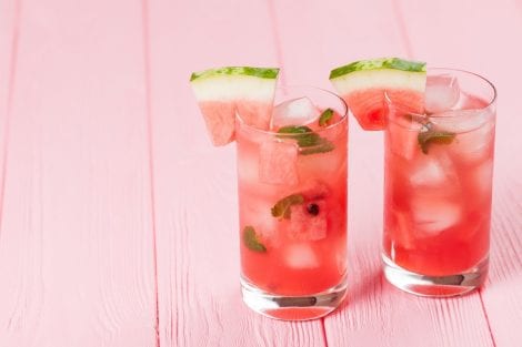 Bevande estive, due bicchieri di acqua aromatizzata all'anguria