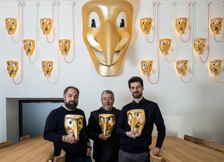Raf e Max Alajmo con Philippe Starck da Amor, con maschera veneziana in mano