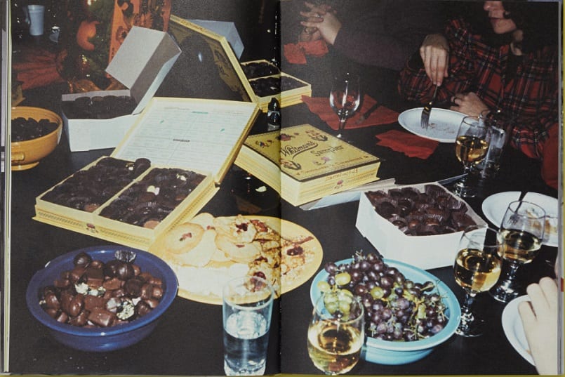Una tavola imbandita di cioccolatini, uva, dolciumi e bicchierini d'alcol