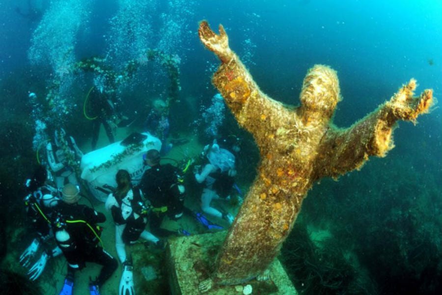 Matrimoni subacquei, il Cristo sommerso - foto di Latina Today
