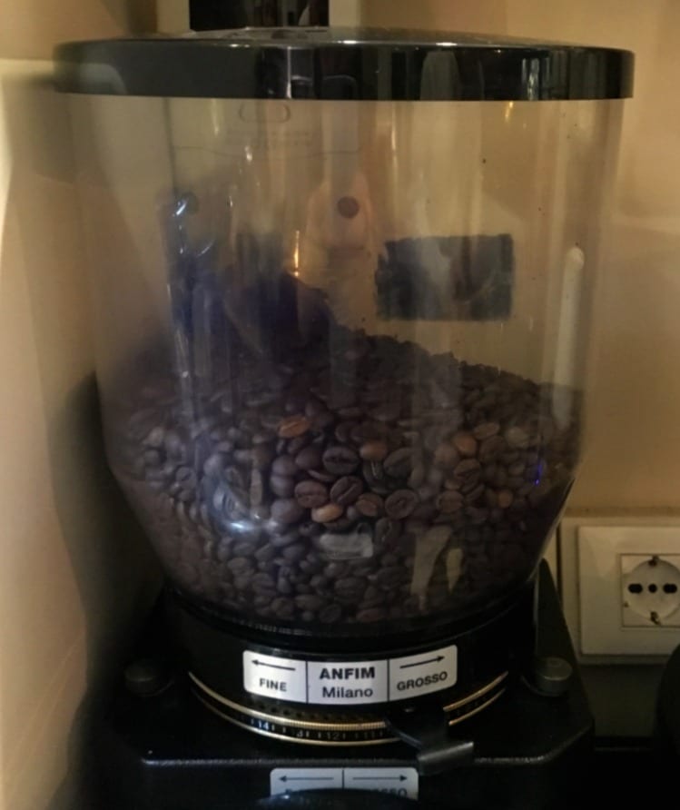 Come pulire la macchina del caffè del bar passo per passo