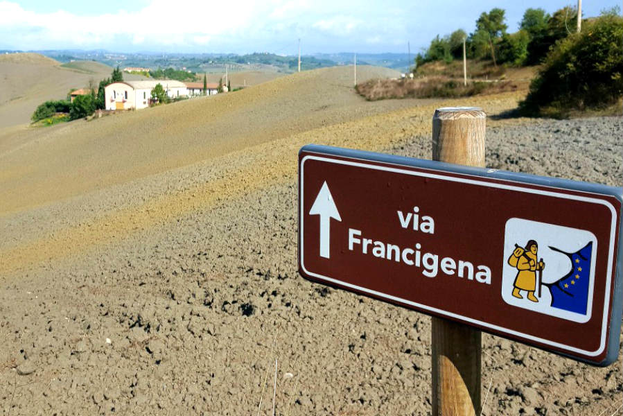Da Vercelli a Robbio, cartello di indicazioni sulla via Francigena