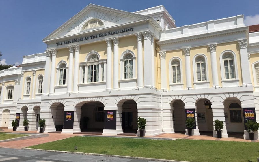 The Arts House a Singapore, la facciata bianca in stile neoclassico, vista dal prato antistante