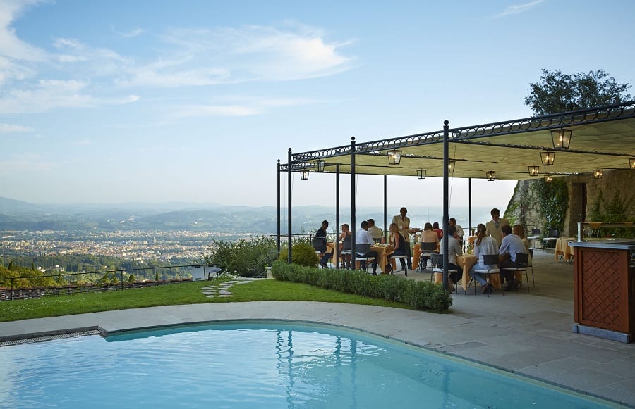 Tavoli a bordo piscina all'hotel Belmond Villa San Michele