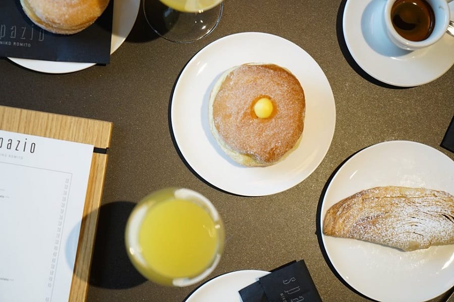 il tavolo della colazione di Spazio Pane e Caffè, con la bomba alla crema