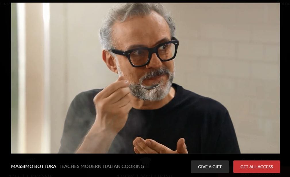 Videoricette di Massimo Bottura: lo chef assaggia con un cucchiaio