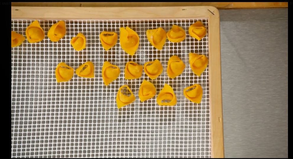 Videoricette di Massimo Bottura: fare i tortellini