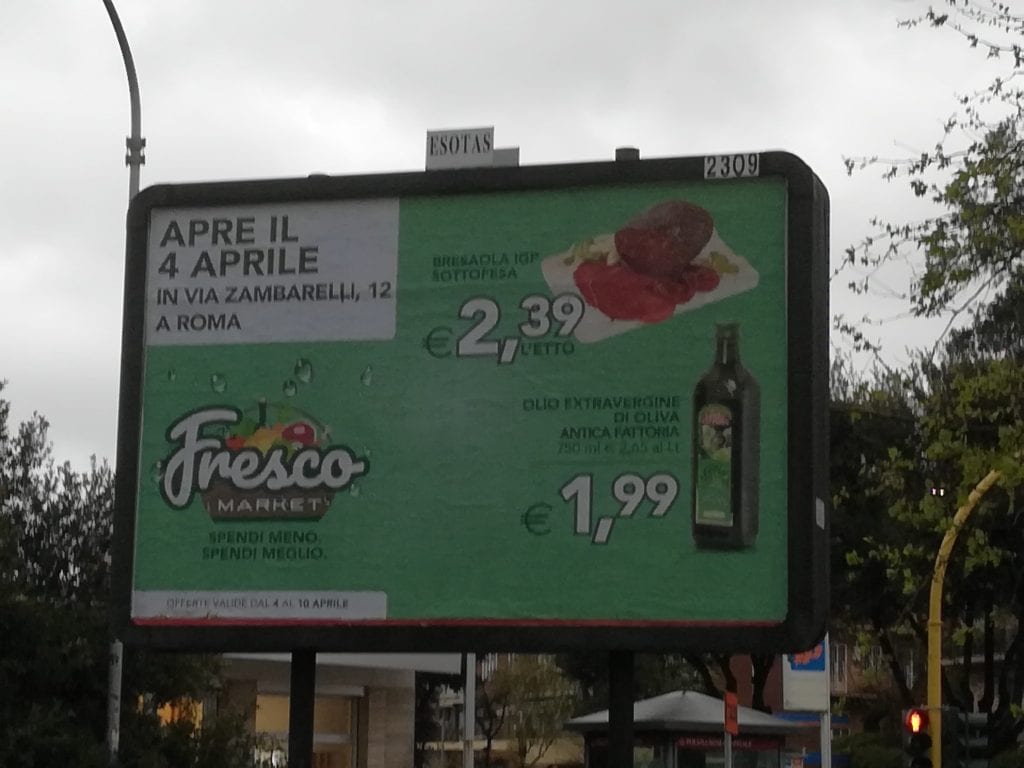 Un cartelo pubblicitario pubblicizza un olio a 1,99 euro