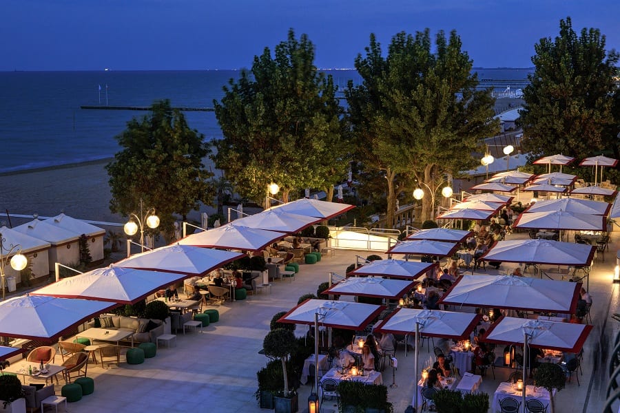 La terrazza ristorante dell'Hotel Excelsior al Lido di Venezia, di sera