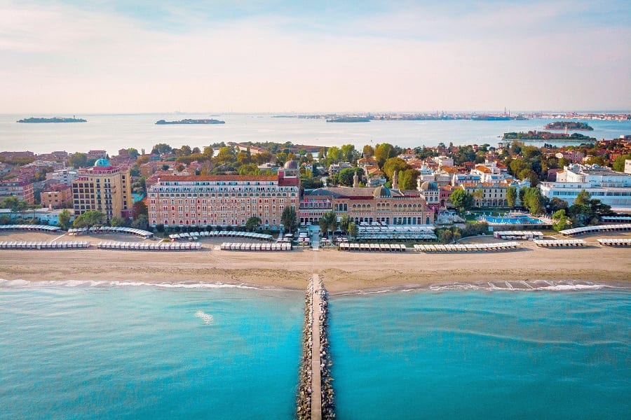 L'hotel Excelsior al Lido di Venezia, visto dall'alto, con la spiaggia
