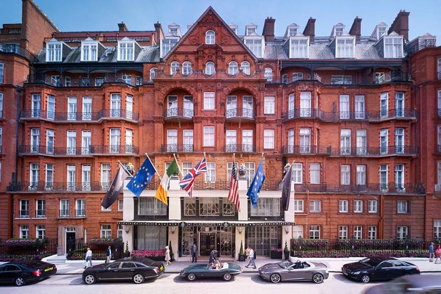 l'entrata del Claridge's Hotel a Londra, con la facciata storica in mattoncini rossi