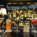 Una serie di cocktail sul bancone di un bar
