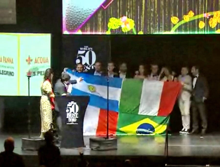 La bandiera di Mauro Colagreco sul palco della World's 50 Best Restaurants