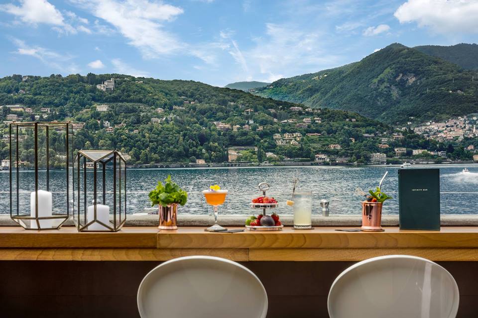 La terrazza affacciata sul lago di Como dell'hotel Vista Lago, con i cocktail sul banco