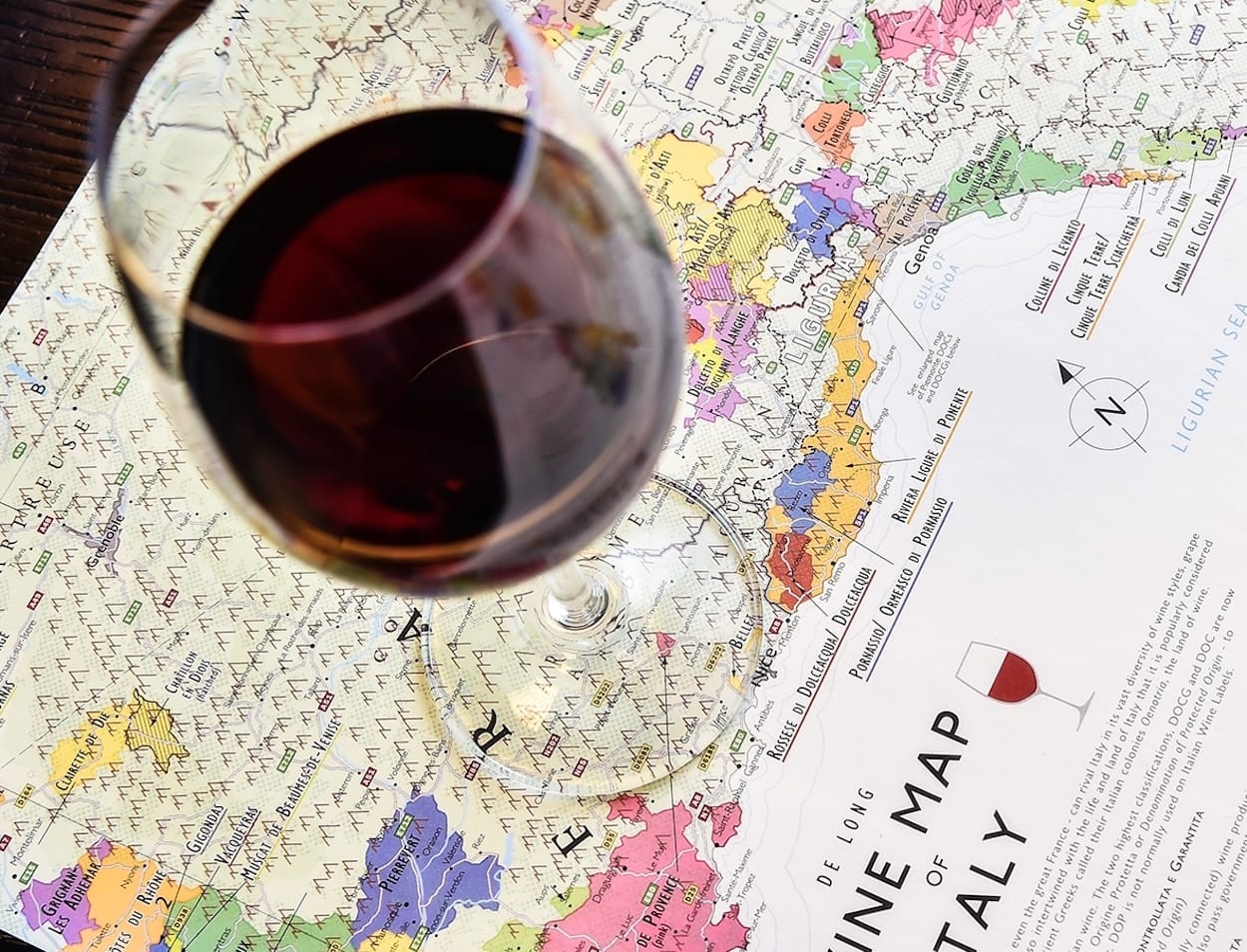 cartina geografica e bicchiere di vino