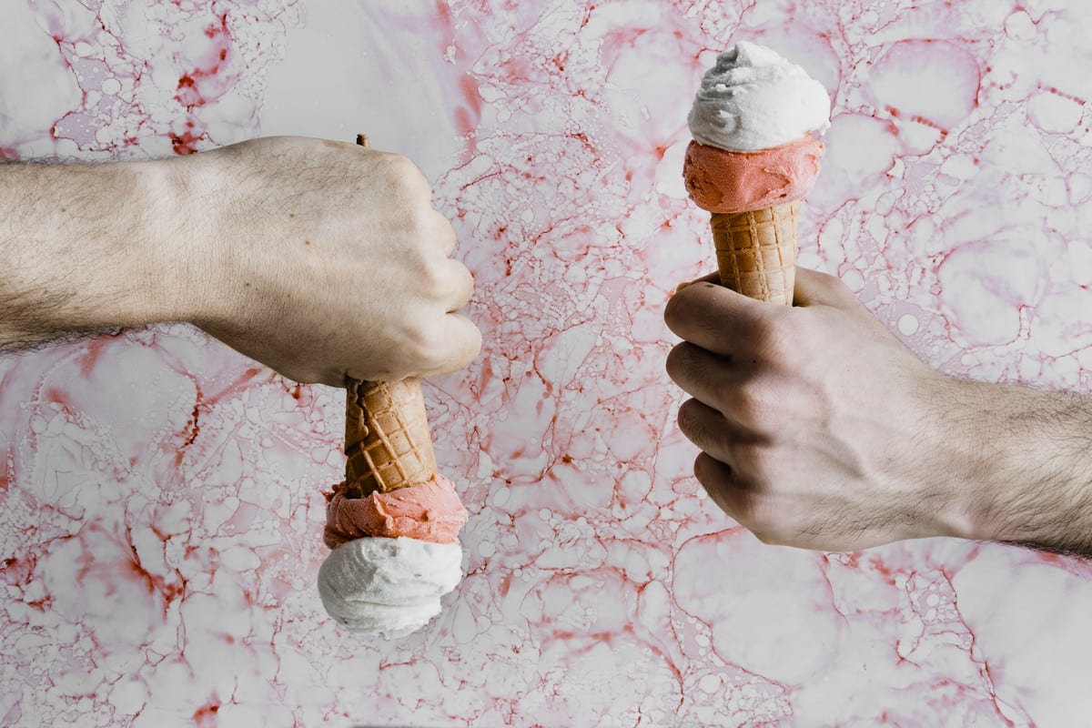 Gelato nuovi gusti. Due mani reggono due coni gelato. foto di Marco Varoli